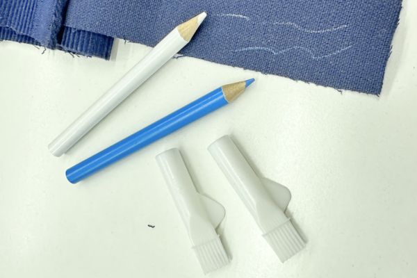 Карандаш БЕЛЫЙ портновский для раскроя ткани со щеточкой